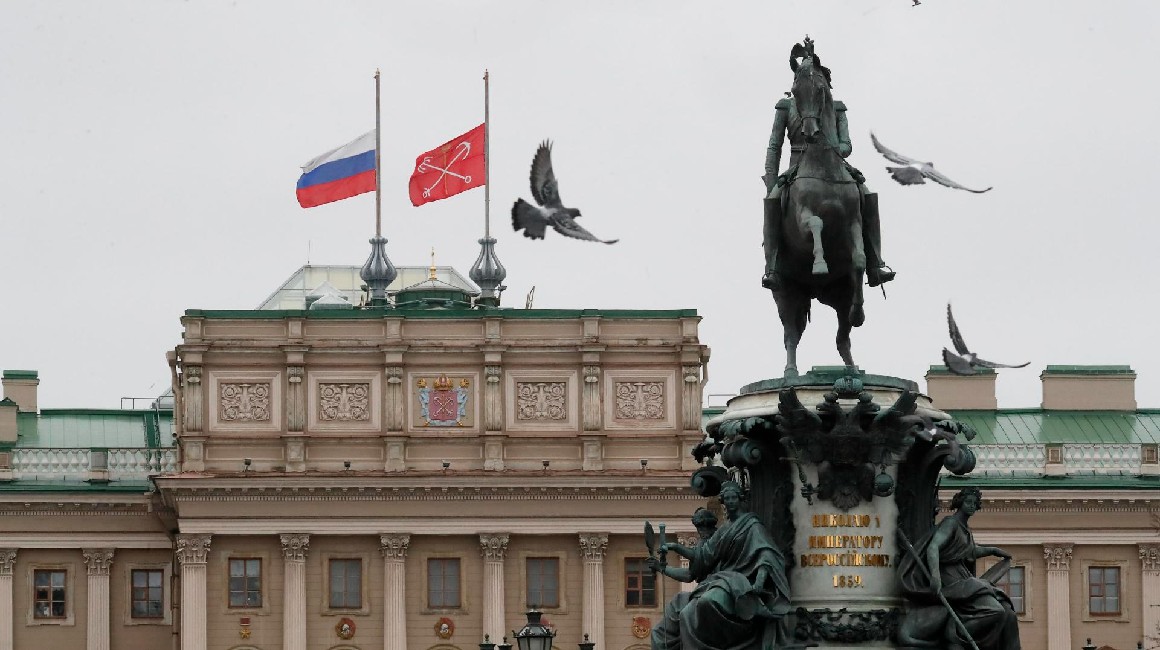 Banderas a media asta en San Petersburgo, por la matanza del Estado Islámico cerca de Moscú.