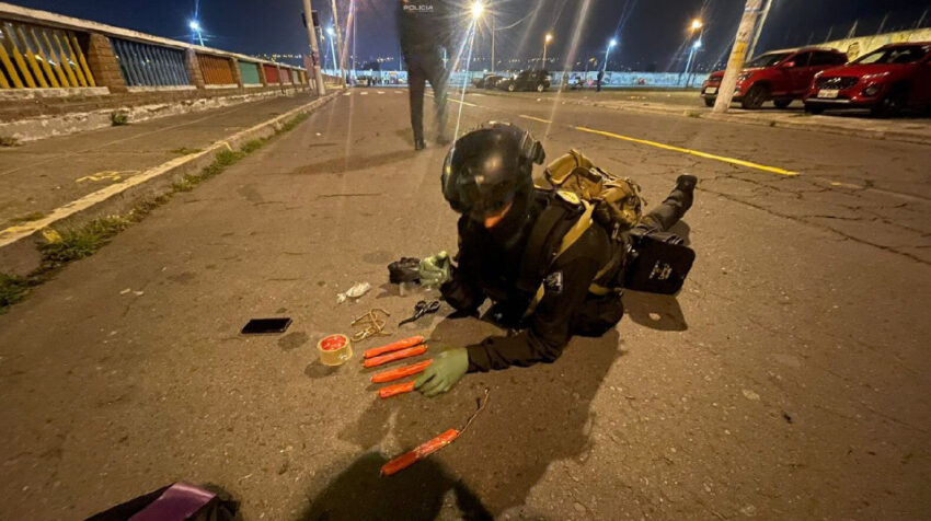 Personal policial realizó la detonación controlada de explosivos encontrados en el estadio de Latacunga.