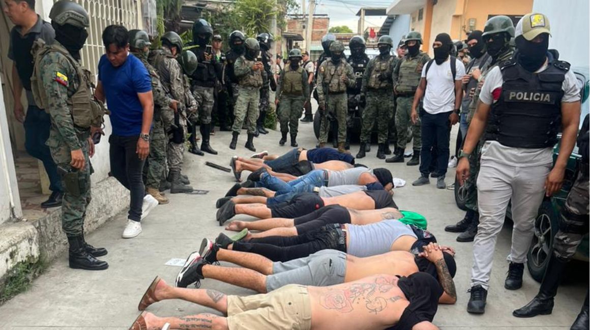 Policías y militares detuvieron a 14 integrantes de la banda Los Choneros en Manta, Manabí, el 24 de marzo de 2024.