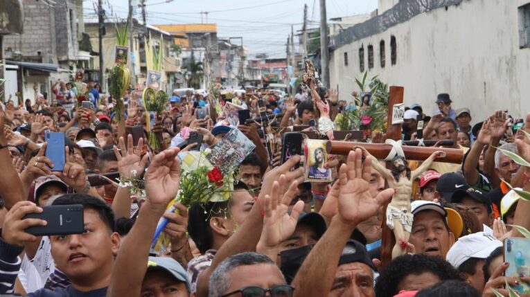 Imagen referencial. Fieles católicos en la procesión de Cristo del Consuelo, en Guayaquil, el Viernes Santo, el 7 de abril de 2023.