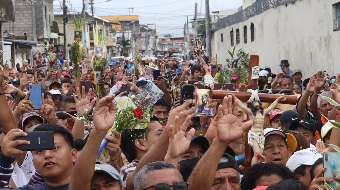 Fieles católicos en la procesión de Cristo del Consuelo, en Guayaquil, el 7 de abril de 2023.