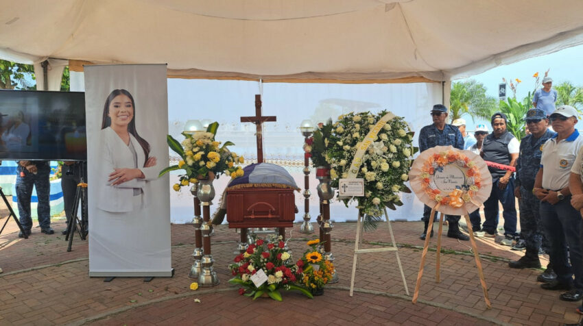 Una capilla ardiente se levantó en los exteriores del Municipio de San Vicente, en honor a la alcaldesa Brigitte García, el 25 de marzo de 2024.