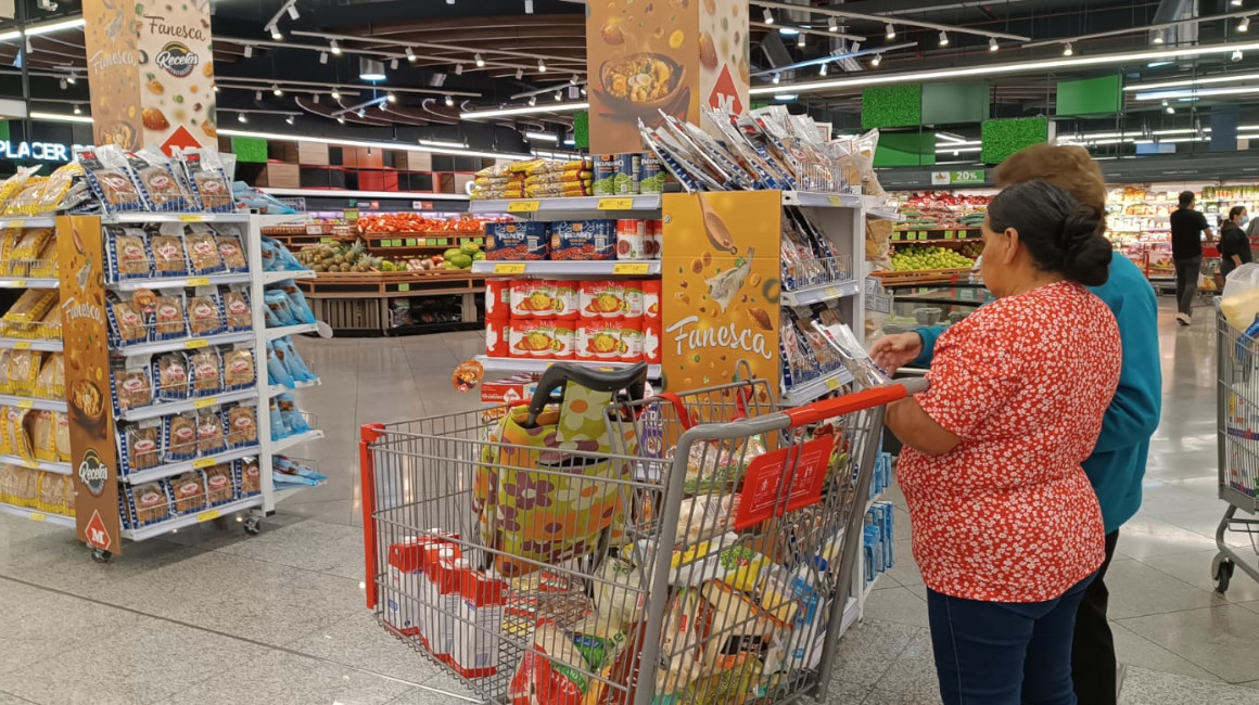 Imagen referencial de una cadena de supermercados, en Quito. Foto de marzo de 2024.