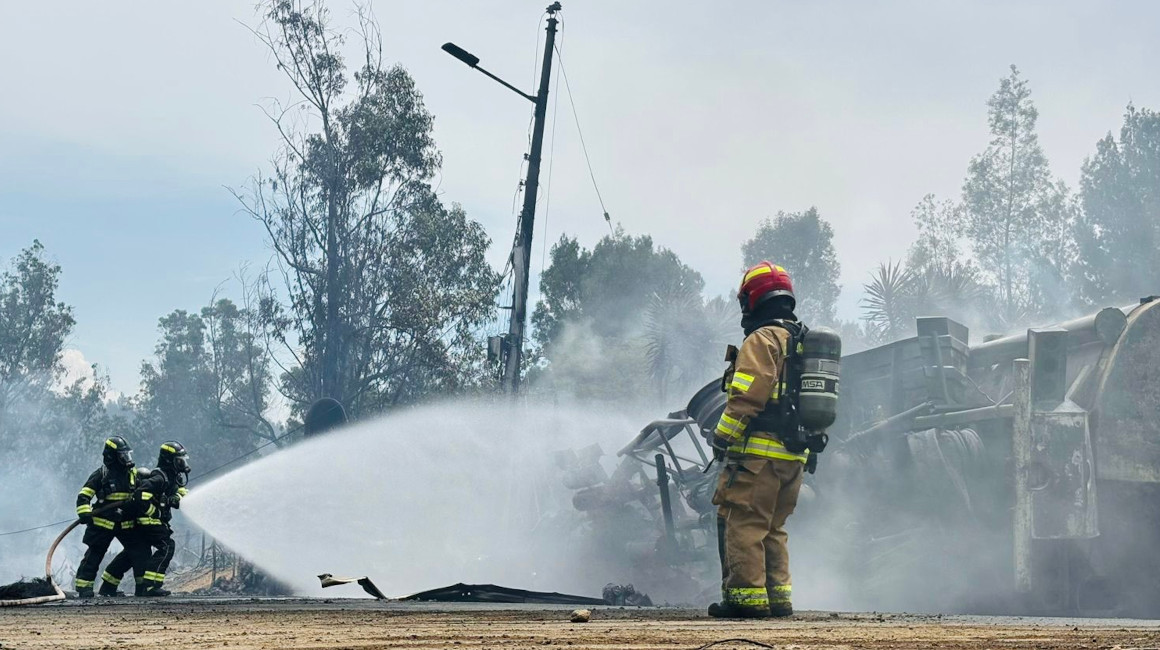 Bomberos controlan el incendio de un camión en la avenida Simón Bolívar de Quito, el 24 de marzo de 2024.