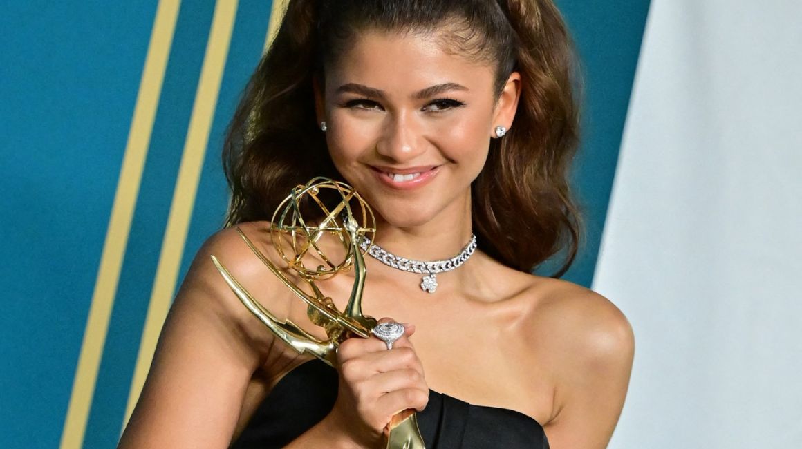 Zendaya al recibir un premio Emmy por su papel en la serie 'Euphoria', en septiembre del 2022. Debido a la gran fama que han alcanzado los protagonistas de la serie está en duda la tercera temporada.