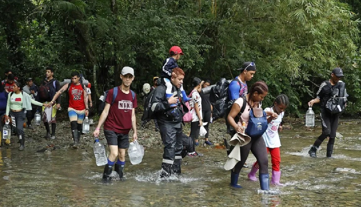 Grupos de migrantes cruzan por la selva del Darién.