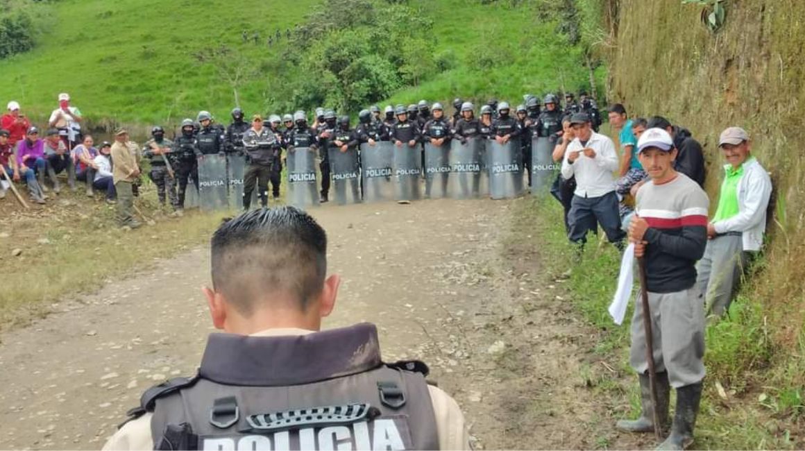 Grupos antimineros y policías en la parroquia Palo Quemado, en Sigchos, en donde está el proyecto minero La Plata.
