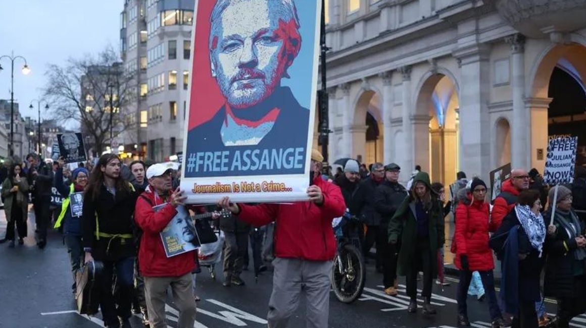 Partidarios de Julian Assange participan en una marcha de protesta en las Cortes Reales de Justicia en Londres.