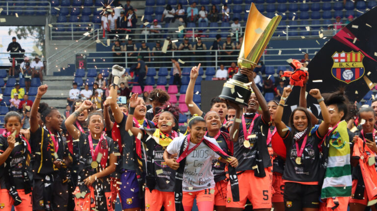 Las jugadoras de Barcelona femenino festejan el título alcanzado el domingo 10 de septiembre de 2023, ante Dragonas IDV por la Superliga.