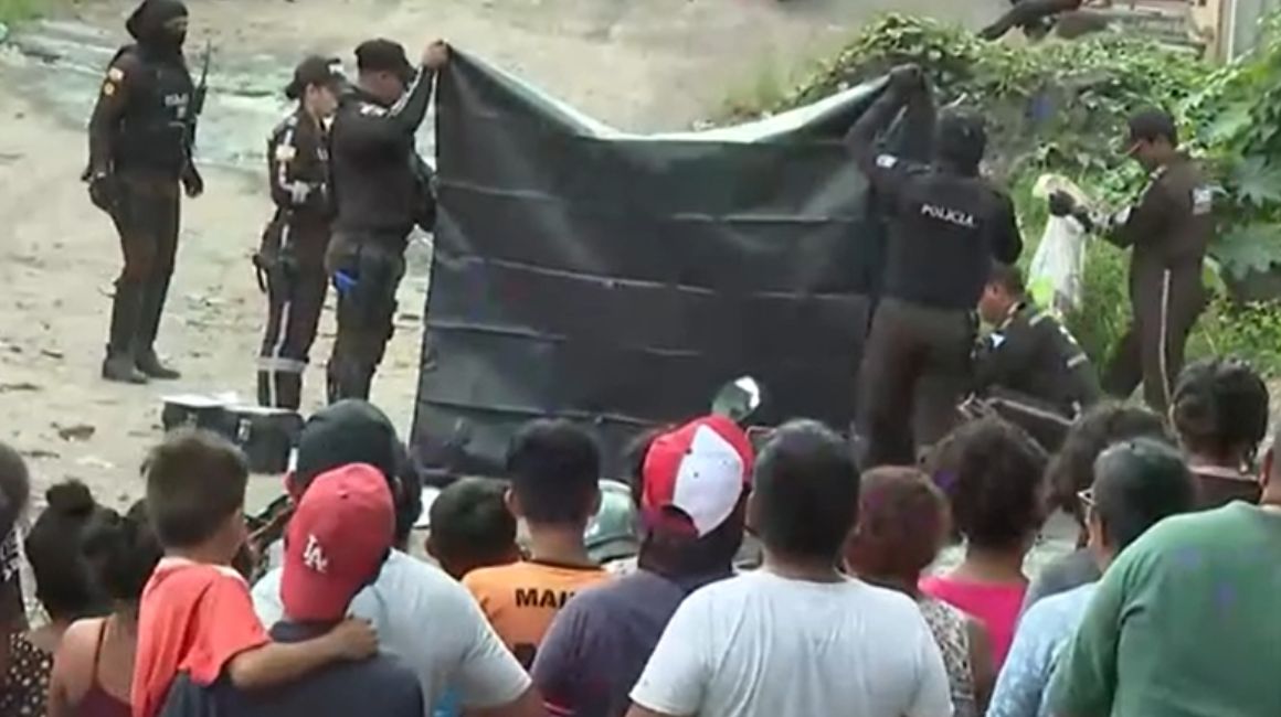 Personal de Criminalística levanta los restos humanos encontrados en la cooperativa Balerio Estacio, en Guayaquil, el 25 de marzo de 2024.