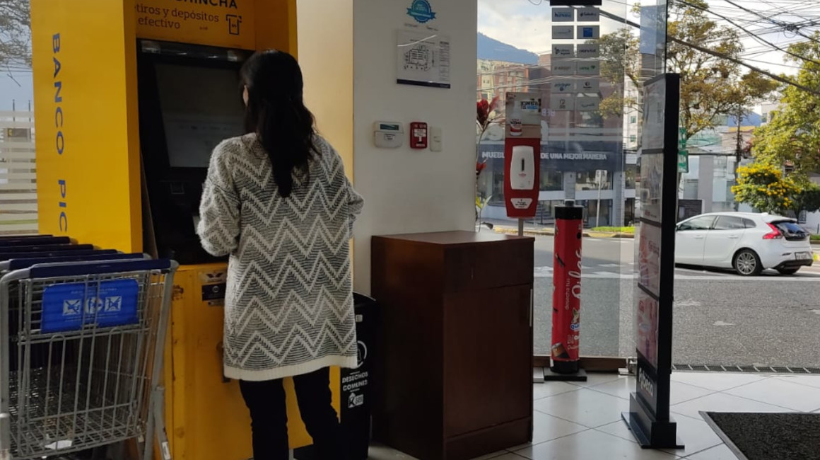 Imagen referencial de una persona retirando dinero de un cajero automático.