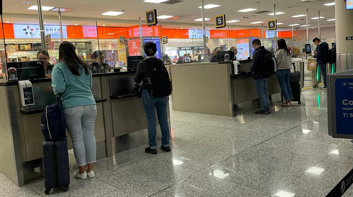 Un grupo de pasajeros ecuatorianos pasan por Migración en el aeropuerto de Quito, el 4 de febrero de 2024.