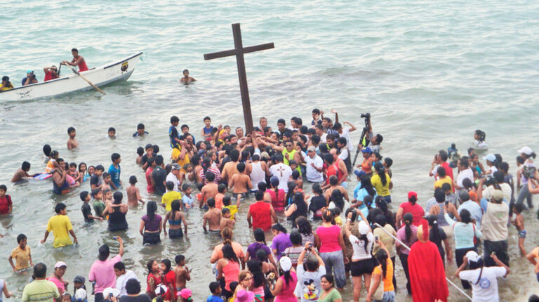 Fieles católicos durante el Baño de la Cruz, en Santa Elena, en 2019.