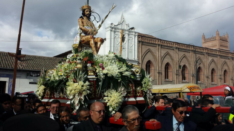 Feligreses católicos durante la procesión Jesús del Buen Suceso en Riobamba, en 2019.