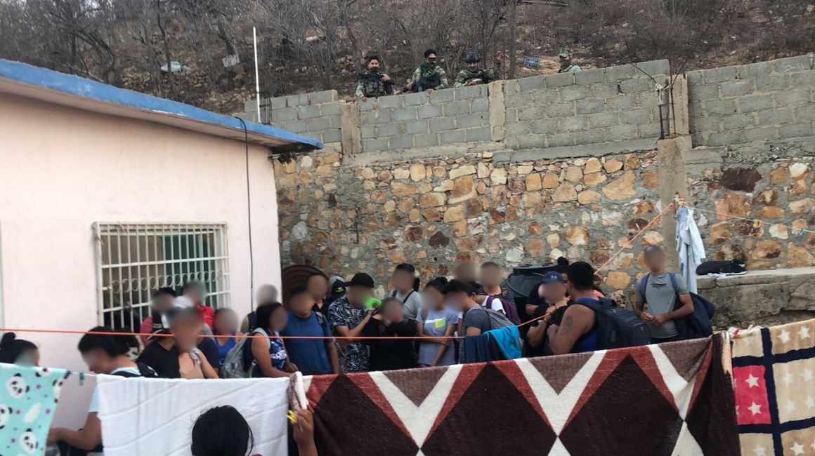 Autoridades de México liberaron a un grupo de migrantes durante un cateo realizado en el Istmo de Tehuantepec, en marzo de 2024.