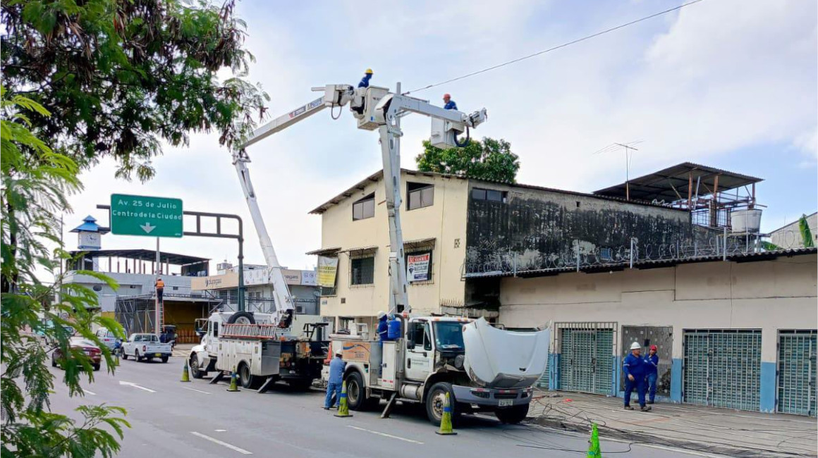 Ciudadanos reportan cortes de luz en el norte y sur de Guayaquil