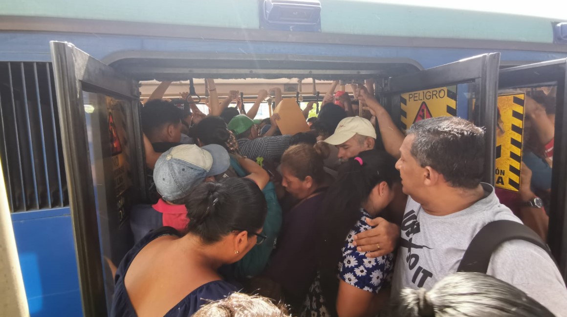 Buses articulados de la Troncal 2 de la Metrovía, abarrotados en el sur de Guayaquil, el pasado 19 de marzo.