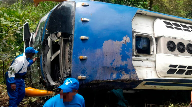 Violento accidente en la vía Alóag - Santo Domingo: un bus cae al abismo