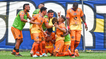 Jugadores de Libertad celebrando su gol ante Delfín, 25 de marzo de 2024.