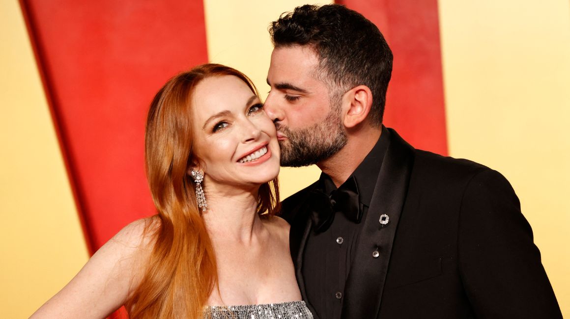 Lindsay Lohan y su esposo, Bader Shammas, en la fiesta de Vanity Fair tras la gala de los premios Oscar 2024.