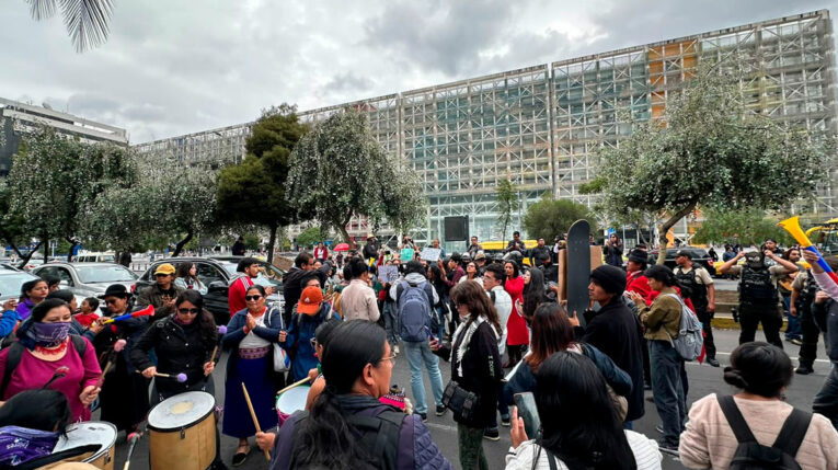 Ciudadanos participan en plantón contra la minería en Quito, este 26 de marzo de 2024.