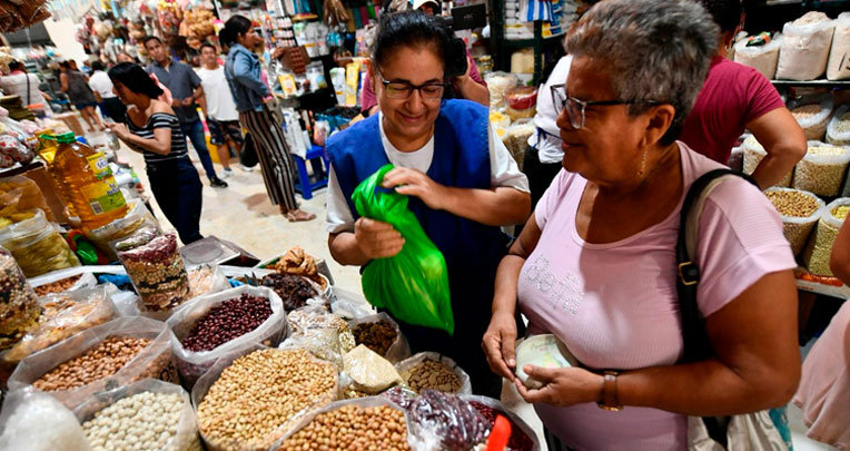 Una comerciante ofrece los tradicionales granos para la elaboración de la fanesca.