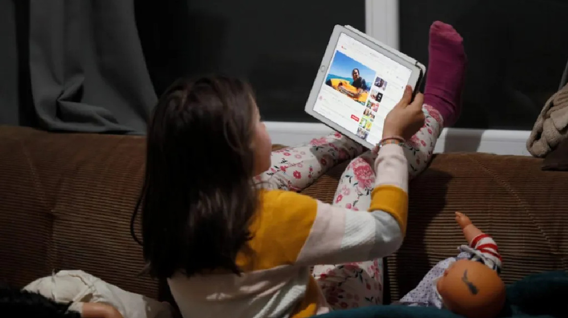 Una niña juega con su tablet, en una imagen de archivo.