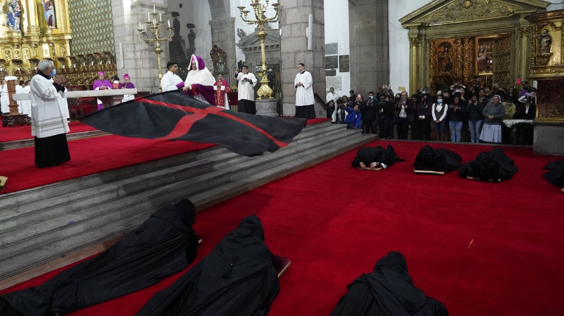 Uno de los momentos de la celebración del Arrastre de Caudas en la Catedral Metropolitana de Quito, el 5 de abril de 2023.