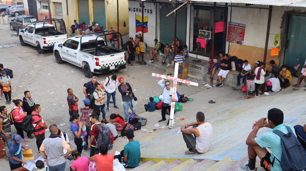 Migrantes ecuatorianos rechazan apoyo de México: "Esos USD 110 son una humillación"