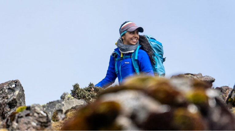 La ecuatoriana Daniela Sandoval en uno de sus ascensos por las montañas y volcanes del país.