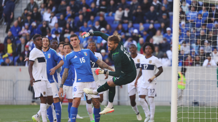 Javier Burrai despeja una pelota en el partido ante Italia, en Nueva Jersey, el 24 de marzo de 2024.