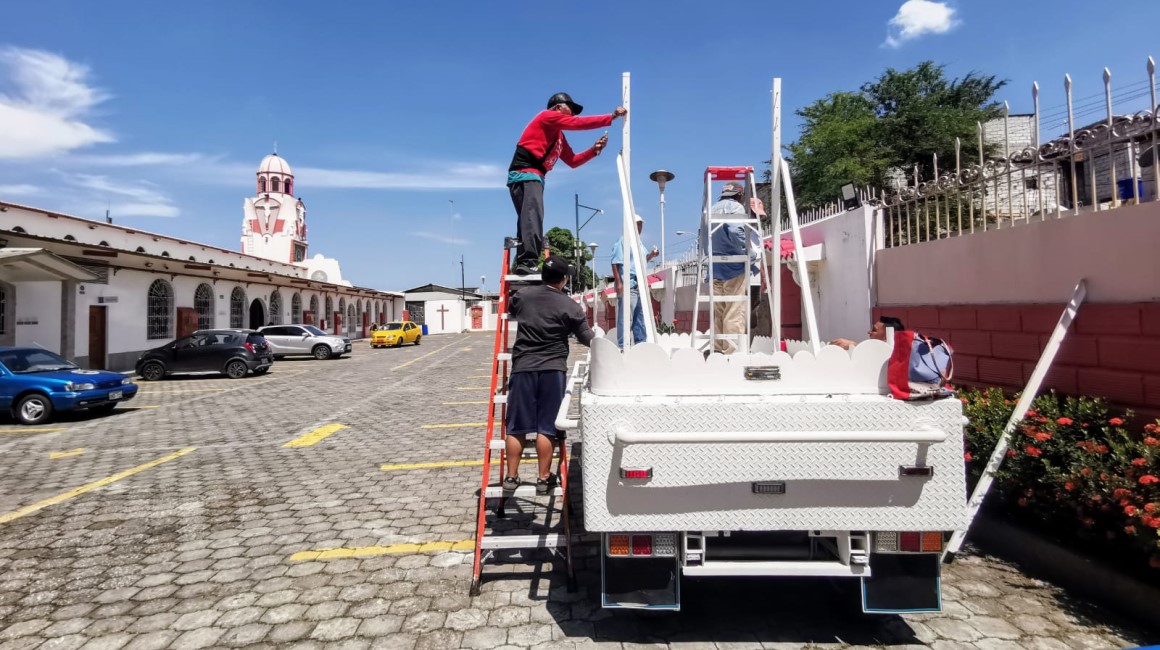 Colaboradores de la parroquia Cristo del Consuelo, en el sur de Guayaquil, preparan este miércoles 27 de marzo de 2024 la carroza en la que se trasladará la imagen de tradicional procesión.