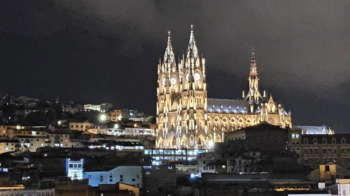 Panorámica de la Basílica del Voto Nacional en Quito.