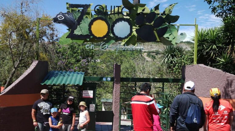 Personas visitan el zoológico de Guayllabamba en 2021.