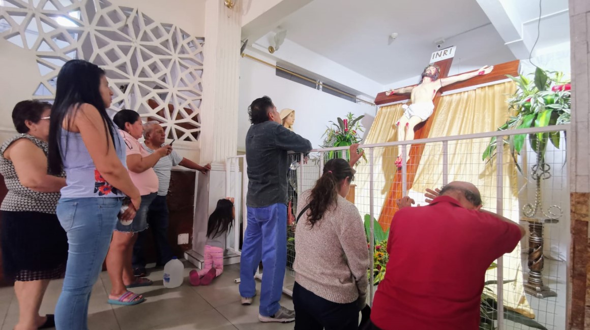 Fieles se postran ante la imagen del Cristo del Consuelo, en la iglesia homónima en el sur de Guayaquil, la mañana de este miércoles 27 de marzo de 2024. 