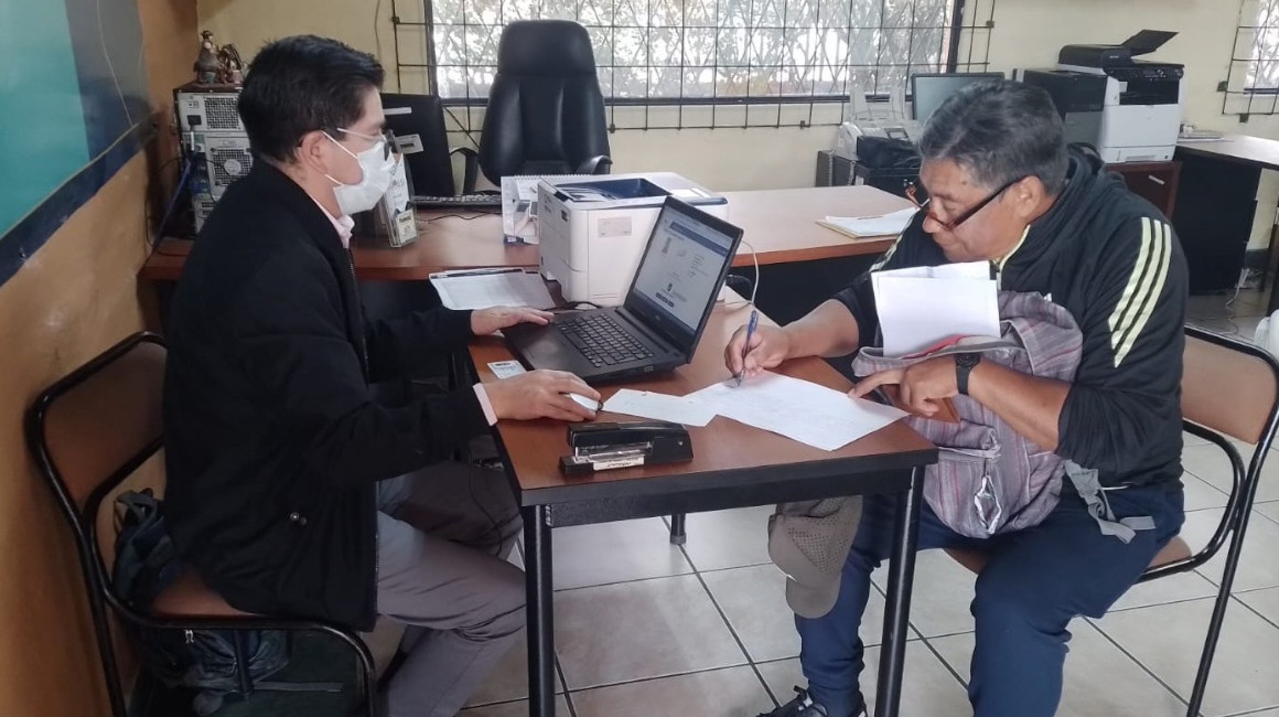 Imagen referencial de un funcionario del SRI ofreciendo asesoría tributaria en el cantón Mejía, provincia de Pichincha, marzo de 2024.