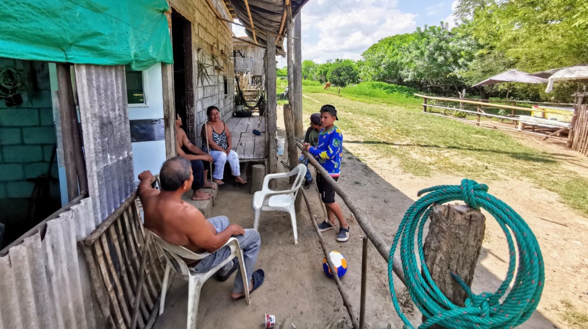 La familia Quimí Bernabé charla afuera de una de las casas del recinto Don Lucas, con solo una docena de viviendas el poblado más cercano al sitio de construcción de nueva cárcel.  