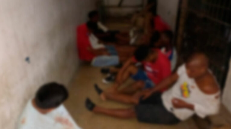 Los 11 presuntos miembros de Los Águilas fueron detenidos durante el toque de queda en Yaguachi.