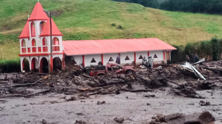 La iglesia de la comunidad Cartagena, en Tulcán, fue afectada por un aluvión, este 27 de marzo.