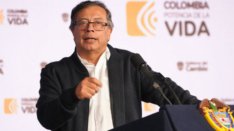 Petro lamenta apagones en Ecuador, y su gobierno no los descarta también para Colombia