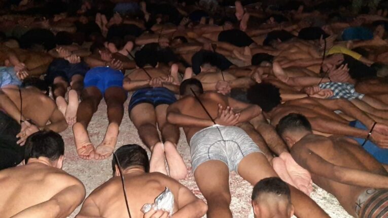 Los presos de la cárcel Regional de Guayas, tras el operativo de policías y militares.