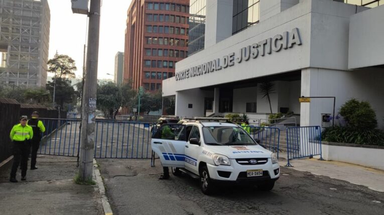 Presencia policial en la Corte Nacional de Justicia en Quito, el 28 de marzo de 2024.