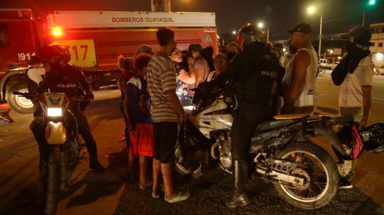 Una ambulancia del Cuerpo de Bomberos de Guayaquil en los exteriores de la cárcel Regional, en donde ocurrió un amotinamiento la noche del 27 de marzo de 2024.
