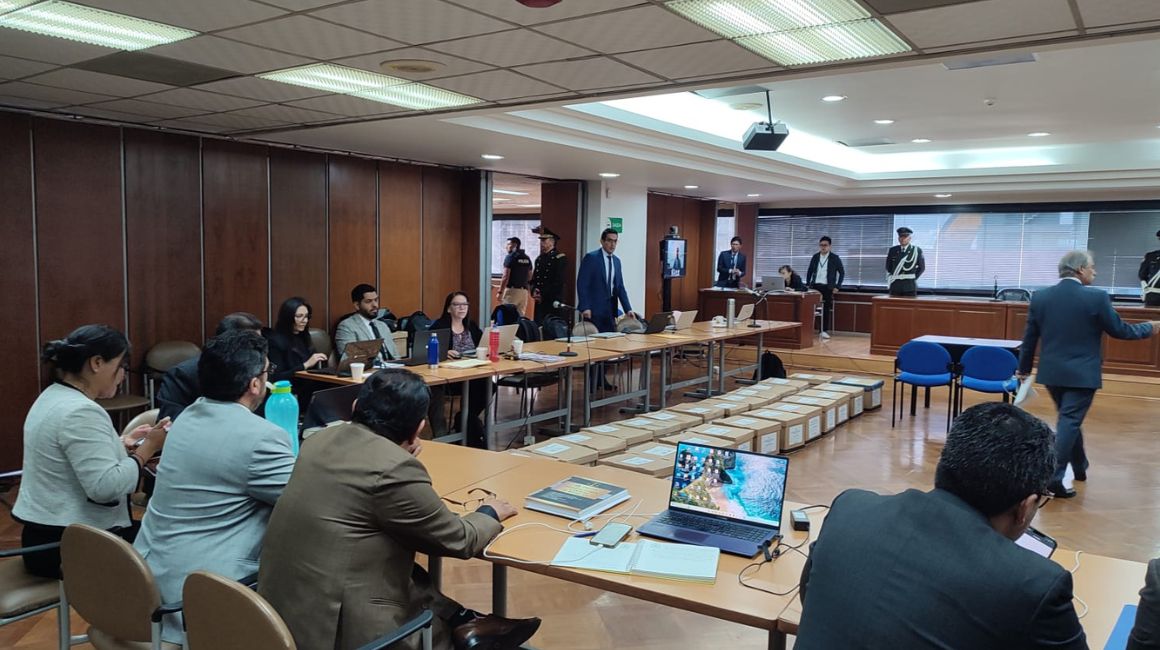Los procesados y sus abogados en la sala de la Corte Nacional de Justicia, en Quito, en donde Mayra Salazar rendirá testimonio anticipado el 28 de marzo de 2024.