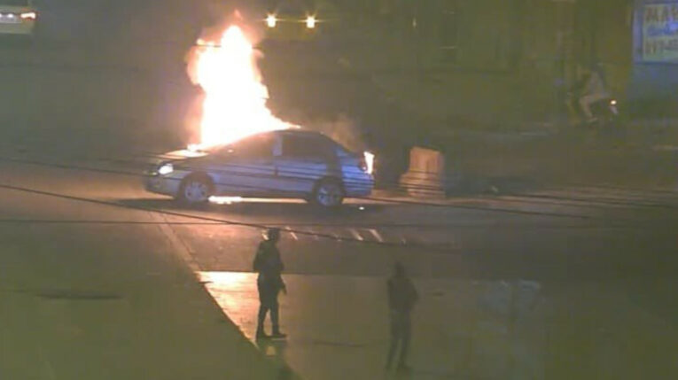 Un vehículo se incendió en Guayaquil la noche del 27 de marzo de 2024. 
