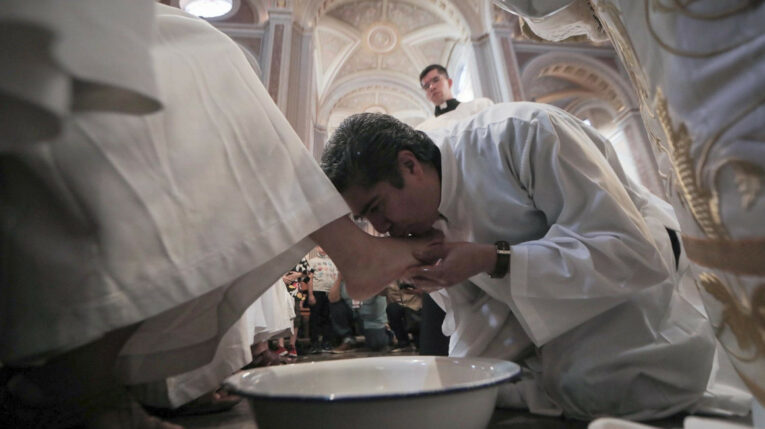 Un sacerdote recuerda la tradición del lavatorio de pies en una misa en México, el 6 de marzo de 2023.