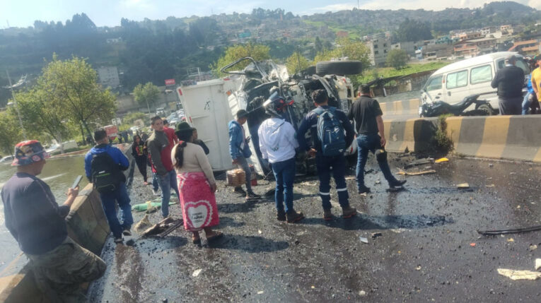 Una volqueta sufrió un accidente de tránsito en el puente de Guajaló, en el sur de Quito, el 28 de marzo de 2024.