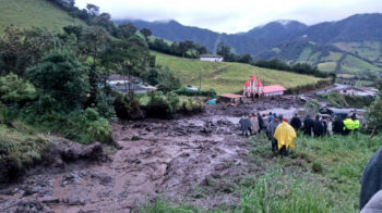 Varios moradores de Tulcán en un sector de la parroquia afectada por el aluvión, el 28 de marzo de 2024.