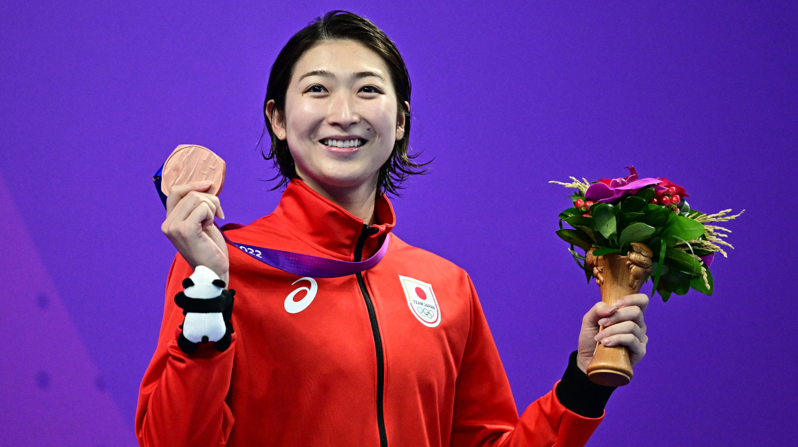 La japonesa Rikako Ikee, medallista de bronce, celebra en el podio durante los Juegos Asiáticos Hangzhou 2022.