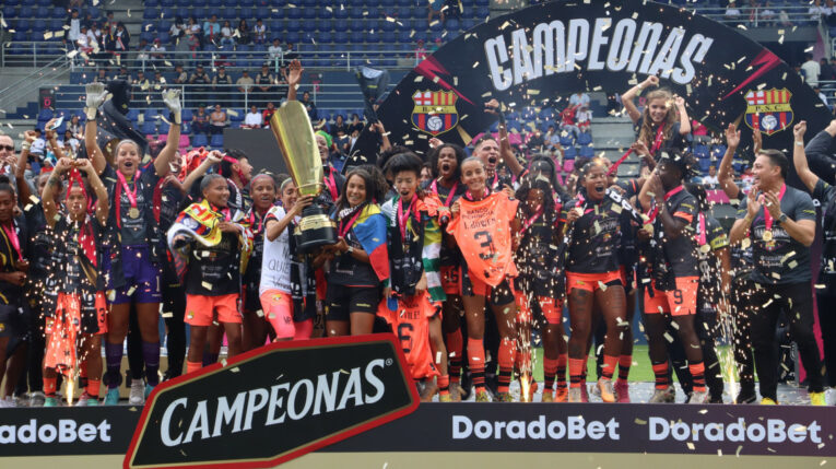 Las jugadoras de Barcelona festejan el título de la Superliga, el 10 de septiembre del 2023, tras ganarle en la final a Dragonas IDV.